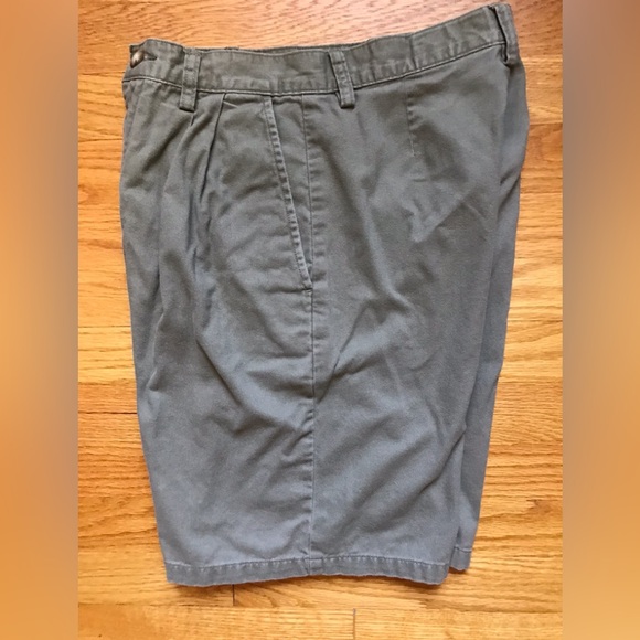 Eddie Bauer Pleated Shorts - Picture 3 of 6